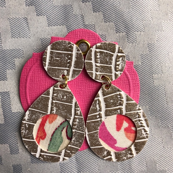 NWT Earrings, Designer White Metallic,light weight - Picture 3 of 6